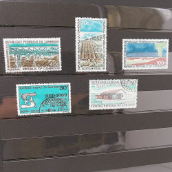 Lot de timbres de Cameroun Français neufs et oblitérés en deux albums.