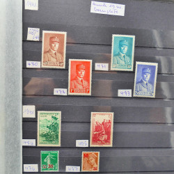 Collection de timbres de France 1849-1943 neufs et oblitérés en un album.