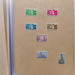 Lot de timbres d'anciennes colonies françaises neufs et oblitérés.