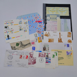 Vrac philatélique de timbres du monde neufs et oblitérés en un carton.