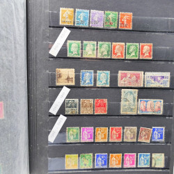 Vrac philatélique de timbres du monde neufs et oblitérés en un carton.