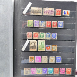 Vrac philatélique de timbres du monde neufs et oblitérés en un carton.