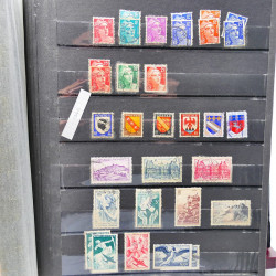 Vrac philatélique de timbres du monde neufs et oblitérés en un carton.