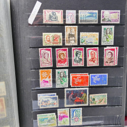 Vrac philatélique de timbres du monde neufs et oblitérés en un carton.