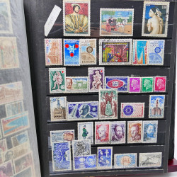 Vrac philatélique de timbres du monde neufs et oblitérés en un carton.