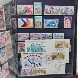 Vrac philatélique de timbres du monde neufs et oblitérés en un carton.