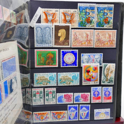 Vrac philatélique de timbres du monde neufs et oblitérés en un carton.
