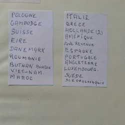 Vrac philatélique de timbres du monde neufs et oblitérés en un carton.