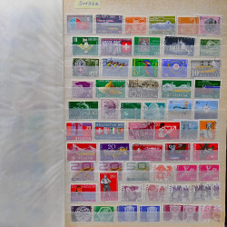 Vrac philatélique de timbres du monde neufs et oblitérés en un carton.