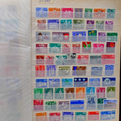 Vrac philatélique de timbres du monde neufs et oblitérés en un carton.