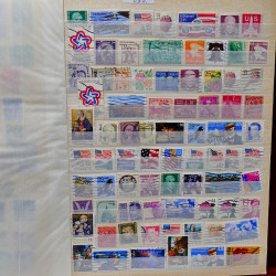 Vrac philatélique de timbres du monde neufs et oblitérés en un carton.