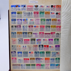 Vrac philatélique de timbres du monde neufs et oblitérés en un carton.