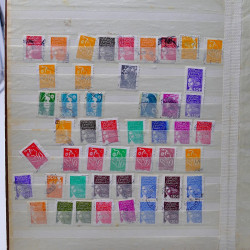 Vrac philatélique de timbres du monde neufs et oblitérés en un carton.