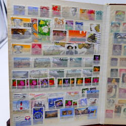 Vrac philatélique de timbres du monde neufs et oblitérés en un carton.