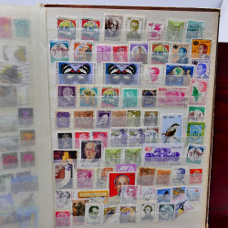 Vrac philatélique de timbres du monde neufs et oblitérés en un carton.