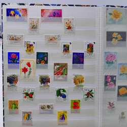 Vrac philatélique de timbres du monde neufs et oblitérés en un carton.