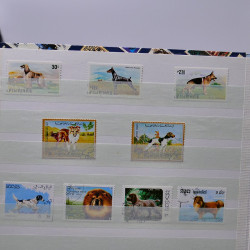 Vrac philatélique de timbres du monde neufs et oblitérés en un carton.