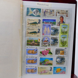 Vrac philatélique de timbres du monde neufs et oblitérés en un carton.