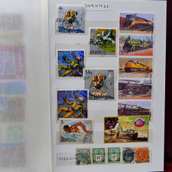 Vrac philatélique de timbres du monde neufs et oblitérés en un carton.