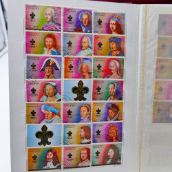 Vrac philatélique de timbres du monde neufs et oblitérés en un carton.