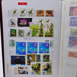 Vrac philatélique de timbres du monde neufs et oblitérés en un carton.