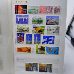 Vrac philatélique de timbres du monde neufs et oblitérés en un carton.