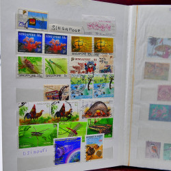 Vrac philatélique de timbres du monde neufs et oblitérés en un carton.