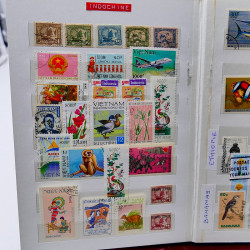 Vrac philatélique de timbres du monde neufs et oblitérés en un carton.