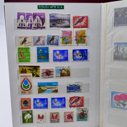 Vrac philatélique de timbres du monde neufs et oblitérés en un carton.