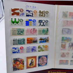 Vrac philatélique de timbres du monde neufs et oblitérés en un carton.
