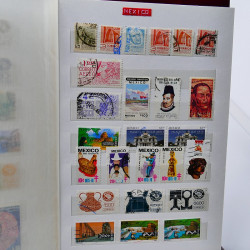 Vrac philatélique de timbres du monde neufs et oblitérés en un carton.