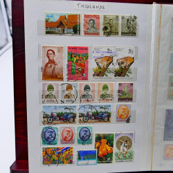 Vrac philatélique de timbres du monde neufs et oblitérés en un carton.