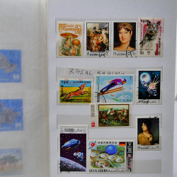 Vrac philatélique de timbres du monde neufs et oblitérés en un carton.