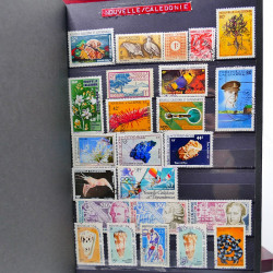 Vrac philatélique de timbres du monde neufs et oblitérés en un carton.
