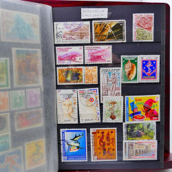 Vrac philatélique de timbres du monde neufs et oblitérés en un carton.