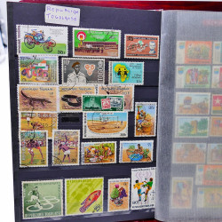 Vrac philatélique de timbres du monde neufs et oblitérés en un carton.