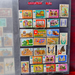 Vrac philatélique de timbres du monde neufs et oblitérés en un carton.