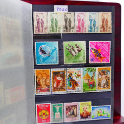 Vrac philatélique de timbres du monde neufs et oblitérés en un carton.