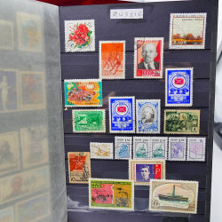 Vrac philatélique de timbres du monde neufs et oblitérés en un carton.