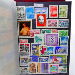 Vrac philatélique de timbres du monde neufs et oblitérés en un carton.