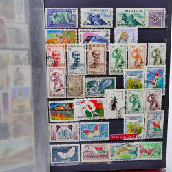 Vrac philatélique de timbres du monde neufs et oblitérés en un carton.