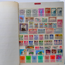 Vrac philatélique de timbres du monde neufs et oblitérés en un carton.