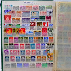 Vrac philatélique de timbres du monde neufs et oblitérés en un carton.