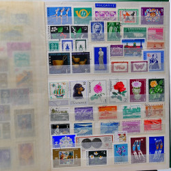 Vrac philatélique de timbres du monde neufs et oblitérés en un carton.