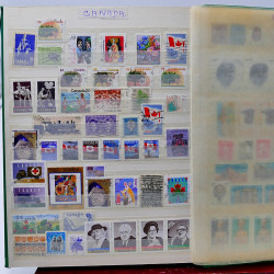 Vrac philatélique de timbres du monde neufs et oblitérés en un carton.