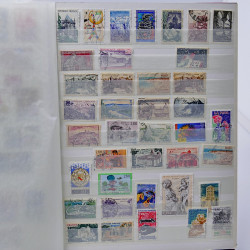 Vrac philatélique de timbres du monde neufs et oblitérés en un carton.