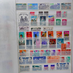 Vrac philatélique de timbres du monde neufs et oblitérés en un carton.