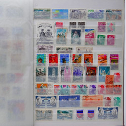 Vrac philatélique de timbres du monde neufs et oblitérés en un carton.