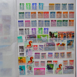 Vrac philatélique de timbres du monde neufs et oblitérés en un carton.
