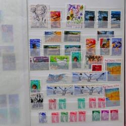 Vrac philatélique de timbres du monde neufs et oblitérés en un carton.